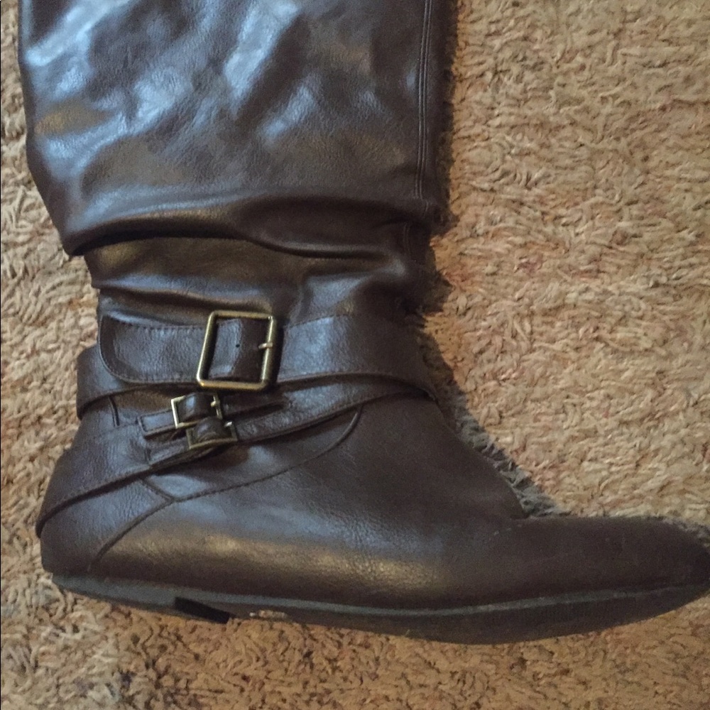 Women’s boots size 8